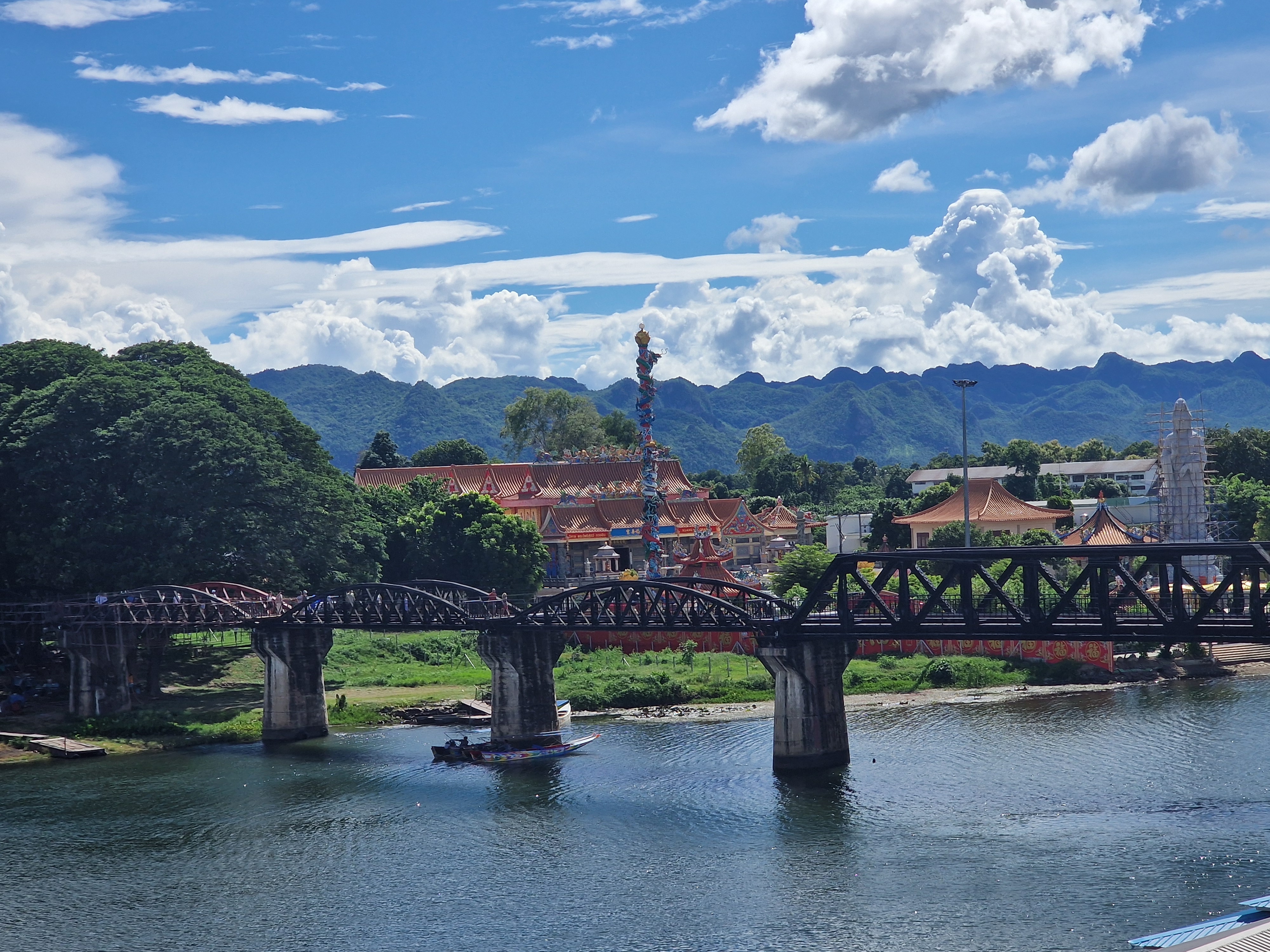 สะพานสะท้อนในน้ำเงียบ